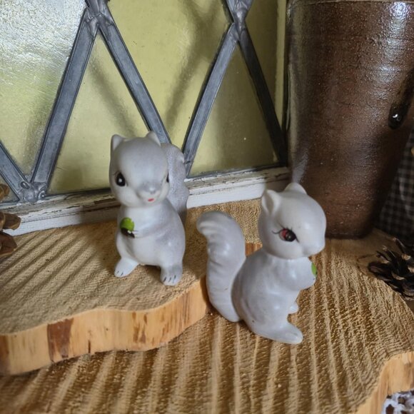 Vintage Japan Salt & Pepper Shakers Set - Cute Grey Squirrels - Picture 4 of 12